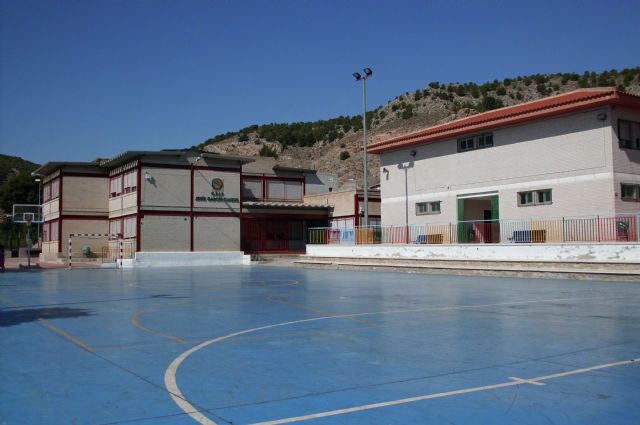 El pleno de Ricote, a instancias del grupo AIRE, exige a Educación la retirada del amianto del colegio