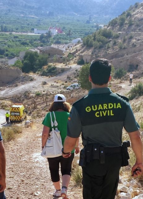 La Guardia Civil auxilia a una joven en el cerro de Ricote