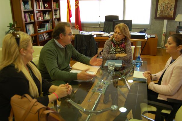 Reunión de la consejera de Educación con el alcalde de Ricote